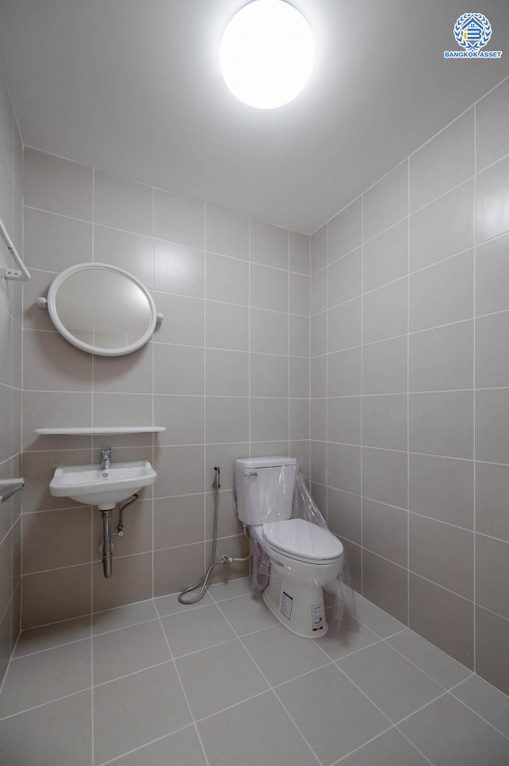 บ้านมือสองตกแต่งใหม่ โครงการ พฤกษ์ภิรมย์รีเจนท์ ปิ่นเกล้า บนสังคมคุณภาพจากแบรนด์ Q.House หลังใหญ่กว่า 113.4 ตร.ว. ดีไซน์ทันสมัยฟังก์ชัน 5 ห้องนอน (ห้องนอนชั้นล่าง 1 ห้อง) 5 ห้องน้ำ 1 ห้องแม่บ้าน จอดรถได้ 3 คัน บนที่สุดแห่งทำเลศักยภาพ หน้าโครงการติดถ.กาญจนาภิเษก เชื่อมต่อทุกการเดินทาง ใกล้จุดขึ้นทางด่วน "ศรีรัช" และรถไฟฟ้าสายสีม่วง "สถานีตลาดบางใหญ่"